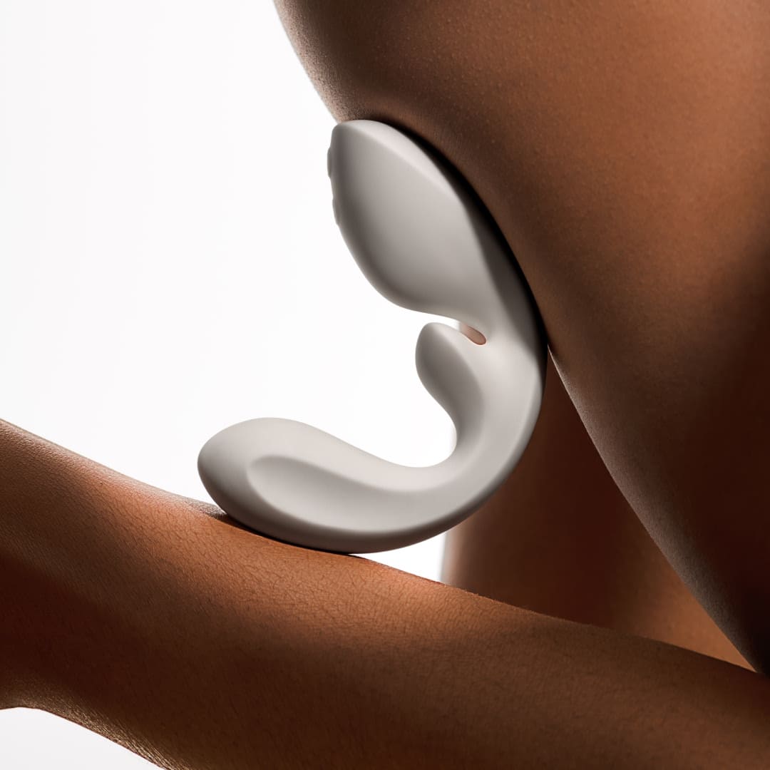Flow triple stimulation has 4 separate motors and targets 3 pressure points——clitoris, urethral and G-spot.