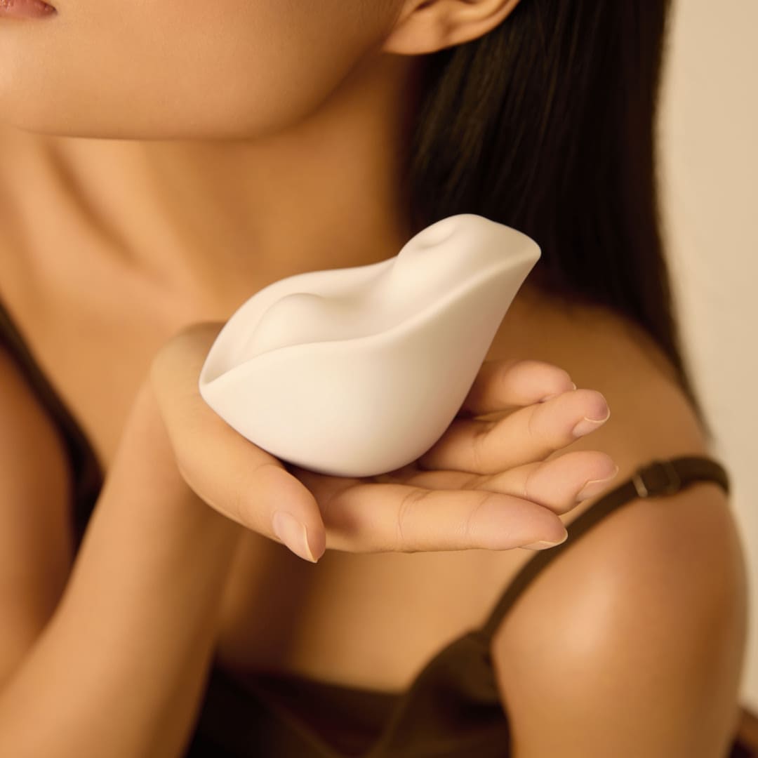osuga kiss clitoral tapping and heated vibrator with ergonomic design