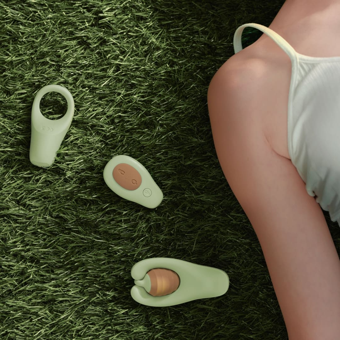 Newyogo couple sex toy kit - wearable panty vibrator & cock ring Newyogo couple sex toy kit - wearable panty vibrator & cock ring